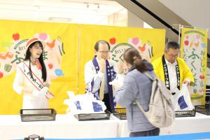 消費者と話す知事