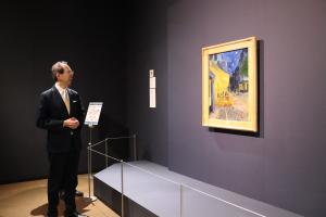 「夜のカフェテラス」を鑑賞する知事