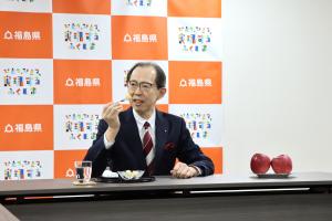 知事が「ふじ」を食べている