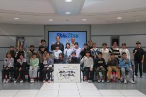 知事と子どもたちの集合写真