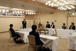 あいさつを述べる知事