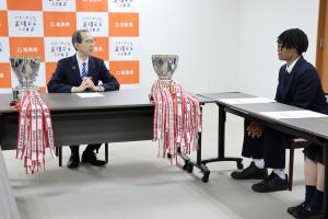 選手と話す知事