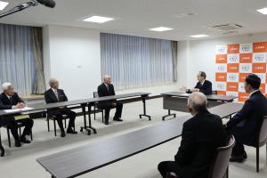 表彰者の話を聞く知事２