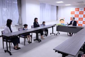 私立幼稚園及び認定こども園保護者・園児代表表敬訪問写真2