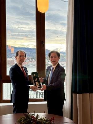 記念品をお渡しする知事