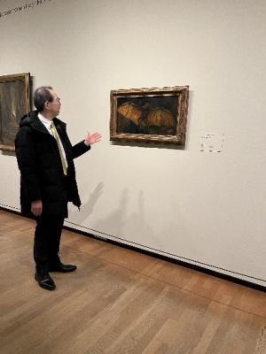 絵画を鑑賞する知事