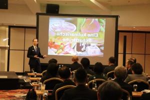 プレゼンテーションを行う知事