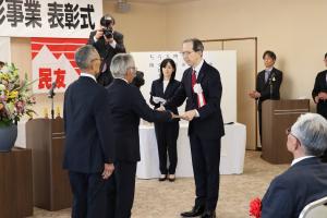 知事が受賞者を表彰している様子