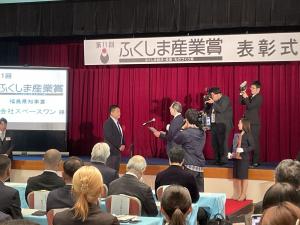 知事が受賞者を表彰している様子