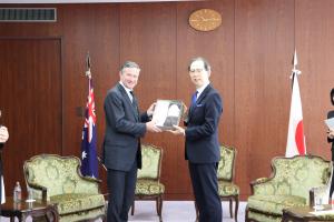 記念品を渡す知事