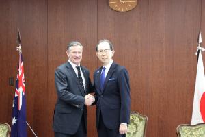 握手する知事と次期大使