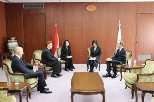 次期大使と話す知事