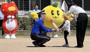 県警察音楽隊へのこいのぼりのプレゼント