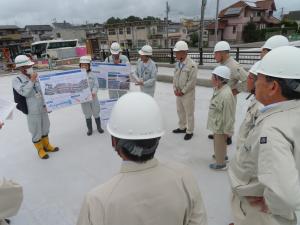 逢瀬川の視察を行う土木委員会の様子