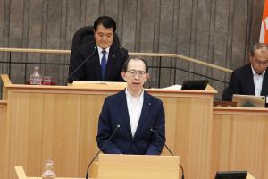6月定例会閉会の知事挨拶の様子