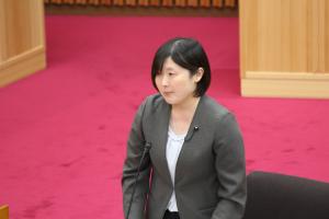 総括審査会（大橋沙織議員）の写真