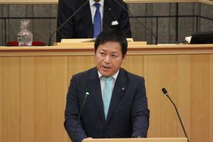 議員提出議案第171号に関する討論（鳥居作弥議員）の写真