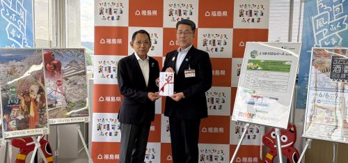 左から東邦リース株式会社　青木代表取締役社長、藤城観光交流局長