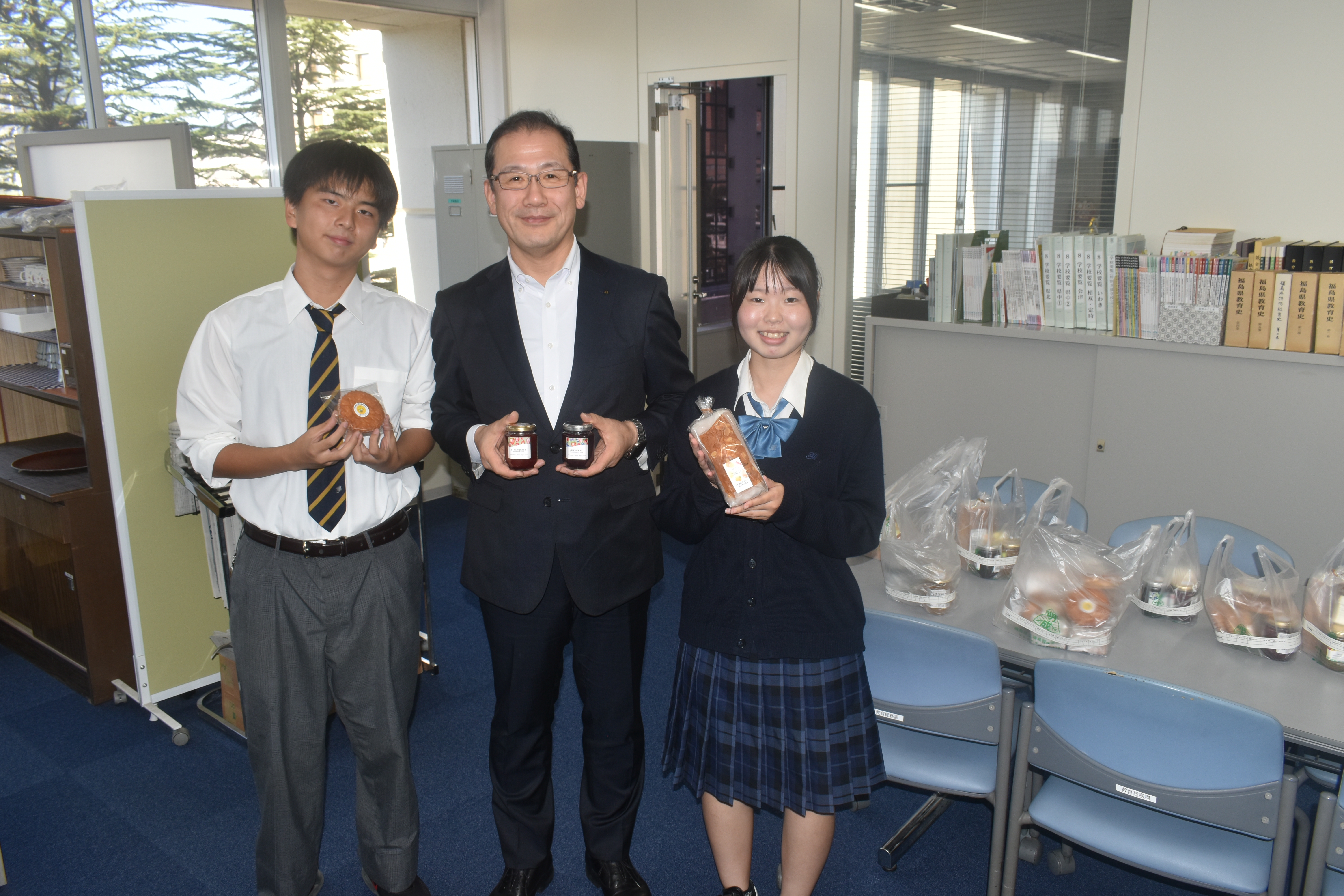 商品を手に教育長と記念撮影です。（写真(1)）