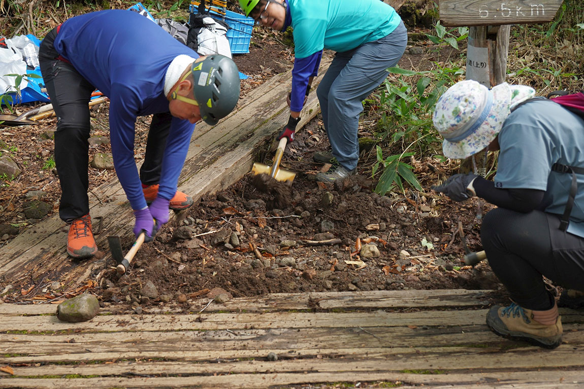 見晴新道分岐付近の土砂を掘り出す